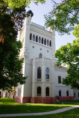 27.05.2023 Slovakya. Galanta. Neo-Gotik şato Esterhazy şehir parkında.