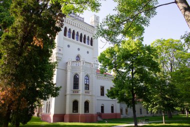 27.05.2023 Slovakya. Galanta. Neo-Gotik şato Esterhazy şehir parkında.