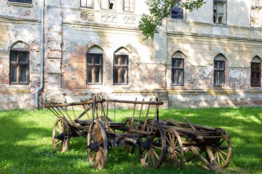 27.05.2023 Slovakya. Galanta. Neo-Gotik şato Esterhazy şehir parkında.