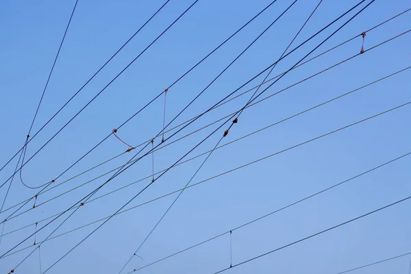 Mavi Gökyüzüne Karşı Bir Sürü Kablo — Stok fotoğraf