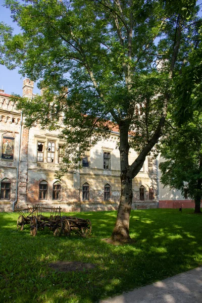 2023 Słowacja Galancie Neogotycki Zamek Esterhazy Położony Parku Miejskim — Zdjęcie stockowe