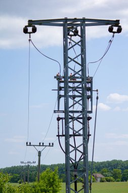 Yüksek voltajlı elektrik hattı. Yazın.