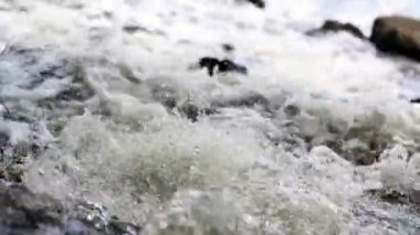 Nehirde kaynayan su akıntısı