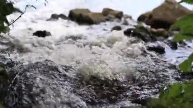 Nehirde kaynayan su akıntısı