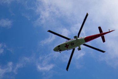 Helikopter ambulansı gökyüzünde, yakın plan.