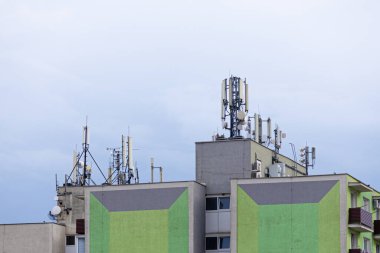 11.06.2023 Slovakya. Sala. Çatıdaki cep telefonu sinyal alma istasyonları.