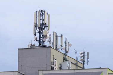 11.06.2023 Slovakya. Sala. Çatıdaki cep telefonu sinyal alma istasyonları.