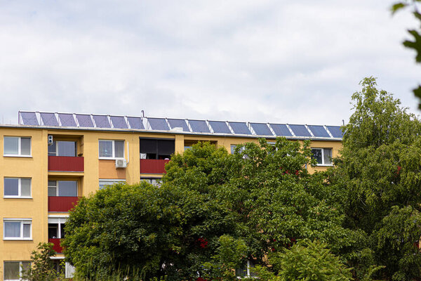 11.06.2023 Словакия. Sala. Солнечные электропанели на крыше жилого многоэтажного дома.