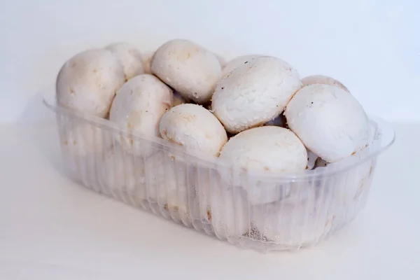 Packung Weißer Pilze Auf Weißem Hintergrund — Stockfoto