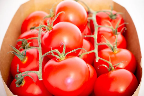 段ボールの小さなプレートに赤いトマト 段ボール箱のトマト — ストック写真