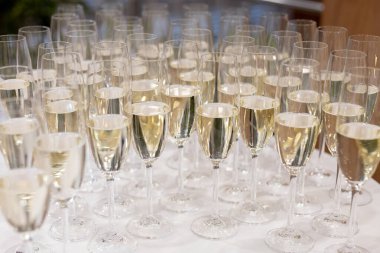 Açık büfede bir sürü şampanya var..