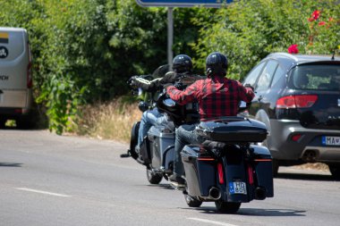 25.06.2023 Sala. Slovakya. Bisikletli çeteler caddede at sürüyor..
