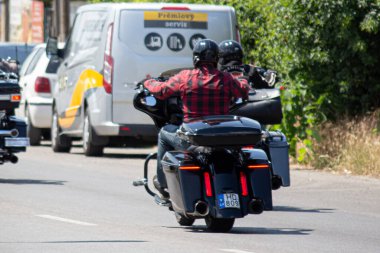 25.06.2023 Sala. Slovakya. Bisikletli çeteler caddede at sürüyor..