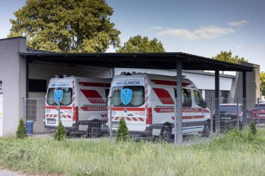 07.07.2023 Slovakya Sala. Ambulans istasyonu. Ambulanslar çağrılmayı bekliyor..