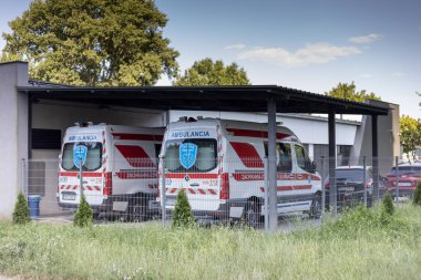 07.07.2023 Slovakya Sala. Ambulans istasyonu. Ambulanslar çağrılmayı bekliyor..