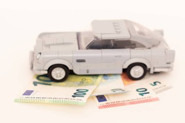 08.07.2023 Sala. Slovakya. Lego arabası euro banknotlarının üzerinde duruyor. Arabaların taklidi.