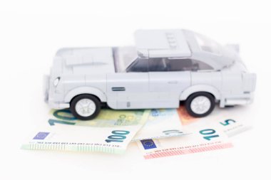 08.07.2023 Sala. Slovakya. Lego arabası euro banknotlarının üzerinde duruyor. Arabaların taklidi.