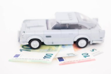 08.07.2023 Sala. Slovakya. Lego arabası euro banknotlarının üzerinde duruyor. Arabaların taklidi.