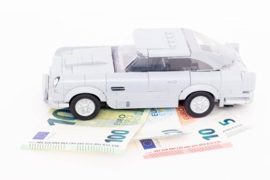 08.07.2023 Sala. Slovakya. Lego arabası euro banknotlarının üzerinde duruyor. Arabaların taklidi.