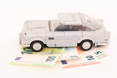 08.07.2023 Sala. Slovakya. Lego arabası euro banknotlarının üzerinde duruyor. Arabaların taklidi.