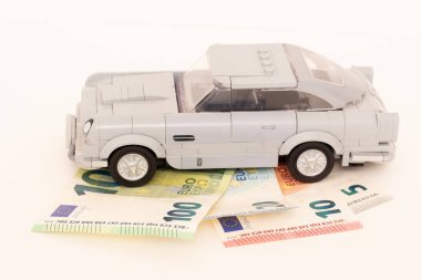 08.07.2023 Sala. Slovakya. Lego arabası euro banknotlarının üzerinde duruyor. Arabaların taklidi.