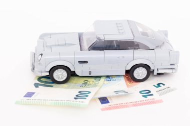 08.07.2023 Sala. Slovakya. Lego arabası euro banknotlarının üzerinde duruyor. Arabaların taklidi.
