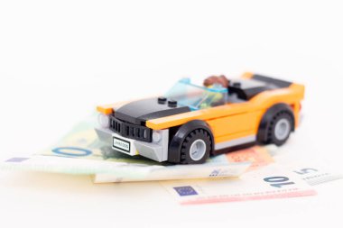 08.07.2023 Sala. Slovakya. Lego arabası euro banknotlarının üzerinde duruyor. Arabaların taklidi.