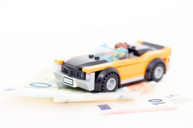 08.07.2023 Sala. Slovakya. Lego arabası euro banknotlarının üzerinde duruyor. Arabaların taklidi.