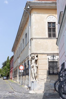 11.07.2023 Slovakya. Nitra. Eski Pribin Meydanı 'ndaki bir binanın köşesindeki heykel..