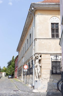 11.07.2023 Slovakya. Nitra. Eski Pribin Meydanı 'ndaki bir binanın köşesindeki heykel..