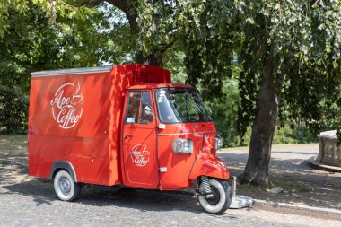 11.07.2023 Slovakya. Nitra. Kırmızı bir motosiklet kahve satar..