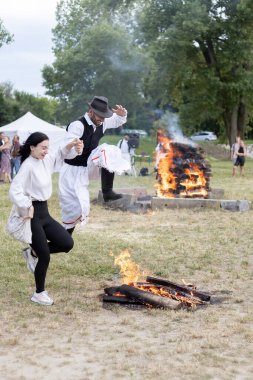 Slovakya 'da Aziz John bayramı. İnsanlar festivalde ateşin üzerinden atlarlar.
