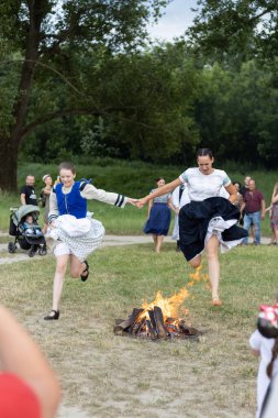 Slovakya 'da Aziz John bayramı. İnsanlar festivalde ateşin üzerinden atlarlar.