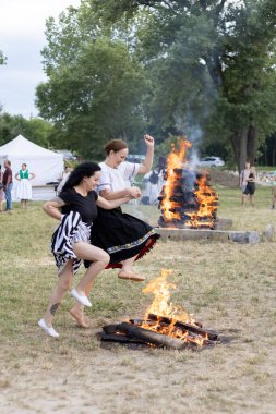 Slovakya 'da Aziz John bayramı. İnsanlar festivalde ateşin üzerinden atlarlar.