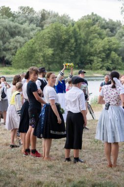 Slovakya 'da Aziz John bayramı. Festivaldeki insanlar şovu izliyor.