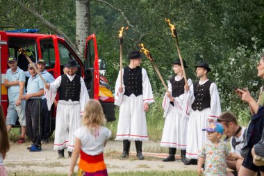 Slovakya 'da Aziz John bayramı. İnsanlar büyük bir ateş yakar.