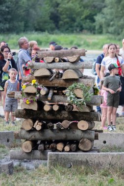Slovakya 'da Aziz John bayramı. İnsanlar büyük bir ateş yakar.