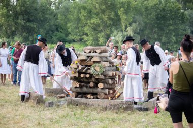 Slovakya 'da Aziz John bayramı. İnsanlar büyük bir ateş yakar.