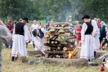 Slovakya 'da Aziz John bayramı. İnsanlar büyük bir ateş yakar.