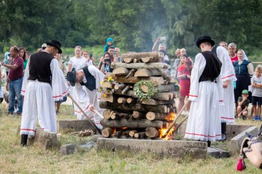 Slovakya 'da Aziz John bayramı. İnsanlar büyük bir ateş yakar.
