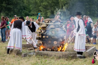 Slovakya 'da Aziz John bayramı. İnsanlar büyük bir ateş yakar.