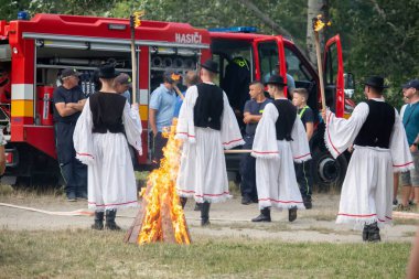 Slovakya 'da Aziz John bayramı. İnsanlar büyük bir ateş yakar.