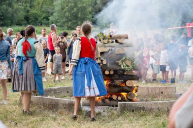 Slovakya 'da Aziz John bayramı. Büyük ateş yanıyor.