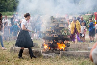 Slovakya 'da Aziz John bayramı. Büyük ateş yanıyor.