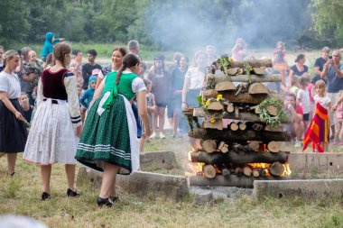 Slovakya 'da Aziz John bayramı. Büyük ateş yanıyor.