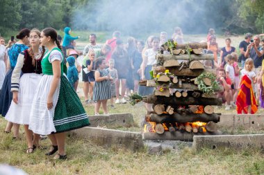 Slovakya 'da Aziz John bayramı. Büyük ateş yanıyor.