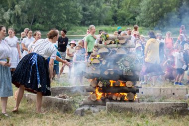 Slovakya 'da Aziz John bayramı. Büyük ateş yanıyor.