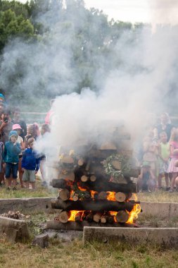 Slovakya 'da Aziz John bayramı. Büyük ateş yanıyor.