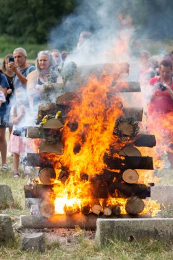 Slovakya 'da Aziz John bayramı. Büyük ateş yanıyor.