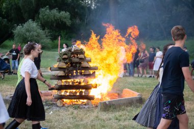 Slovakya 'da Aziz John bayramı. Büyük ateş yanıyor.
